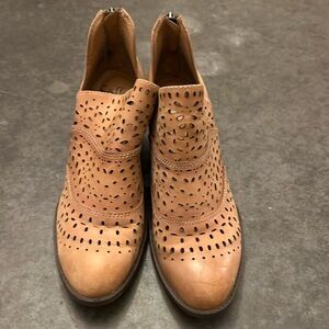 Sofft Tan Perforated Leather Ankle Slip On Boots Comfort Shoes Booties Sz 7